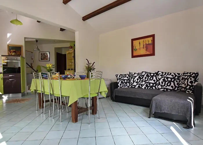 Saint-bres Pool & Nature